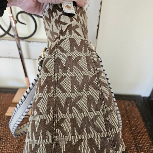 Michael Kors Large Women`s Signature and and white Tote Shoulder bag - Picture 9 of 10